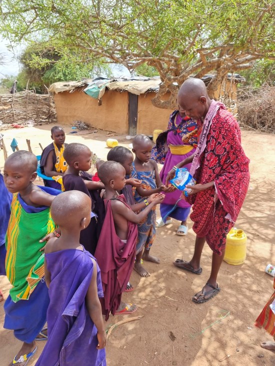 Kenia - Besuch eines Massai-Dorfes - Kinder lieben Süßes - Keniareise Judith Schmidt Reisekontor Schmidt Keniaurlaub.de