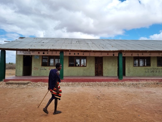 Kenia - Besuch eines Massai-Dorfes - Massai-Schule - Keniareise Judith Schmidt Reisekontor Schmidt Keniaurlaub.de
