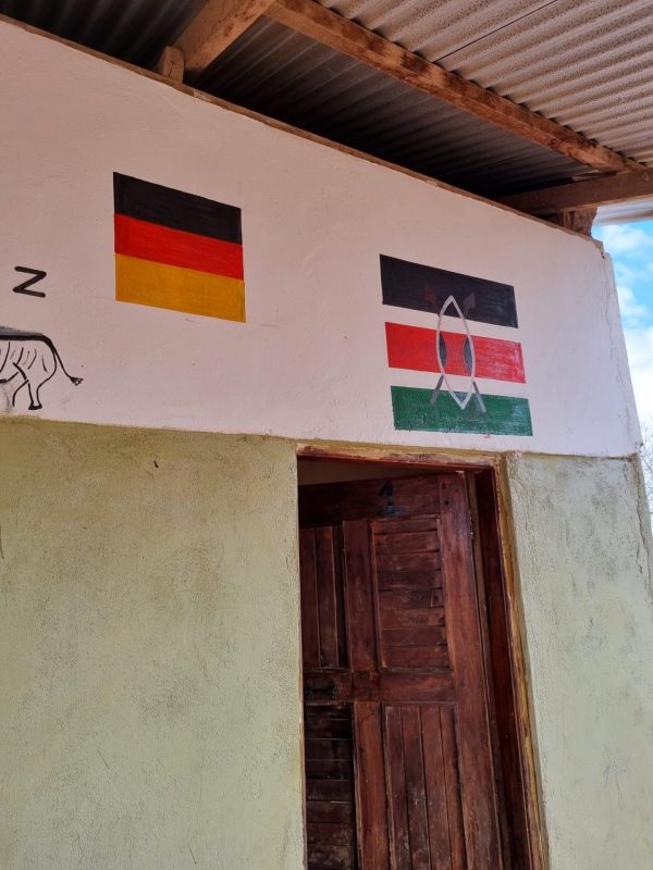 Kenia - Besuch eines Massai-Dorfes - Massai-Schule mit deutscher Patenschaft - Keniareise Judith Schmidt Reisekontor Schmidt Keniaurlaub.de