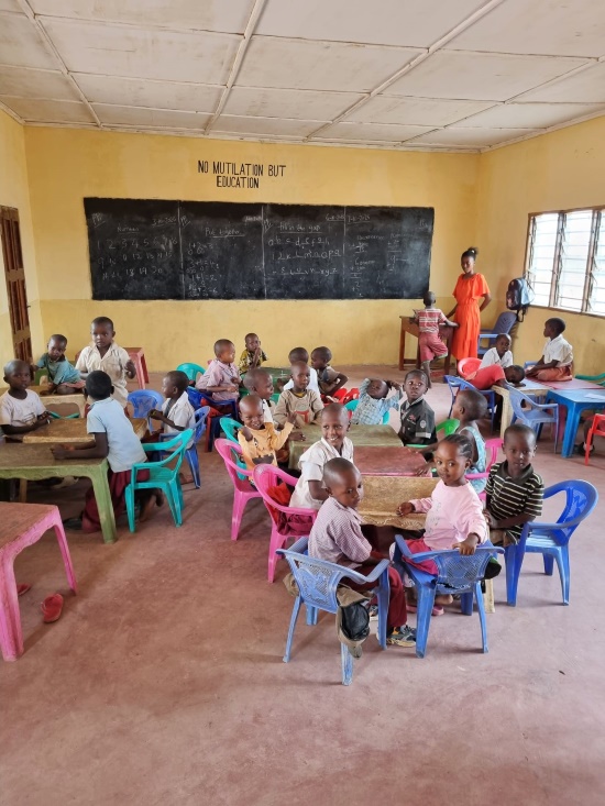 Kenia - Besuch eines Massai-Dorfes - Massai-Schule - Keniareise Judith Schmidt Reisekontor Schmidt Keniaurlaub.de