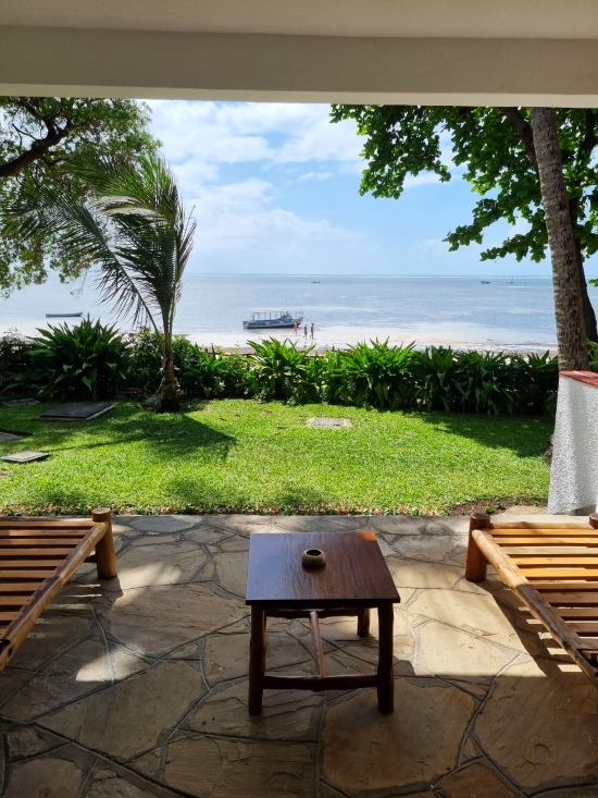 Kenia Hotel Severin Sea Lodge - Ausblick von der Terrasse der Suite auf den Strand