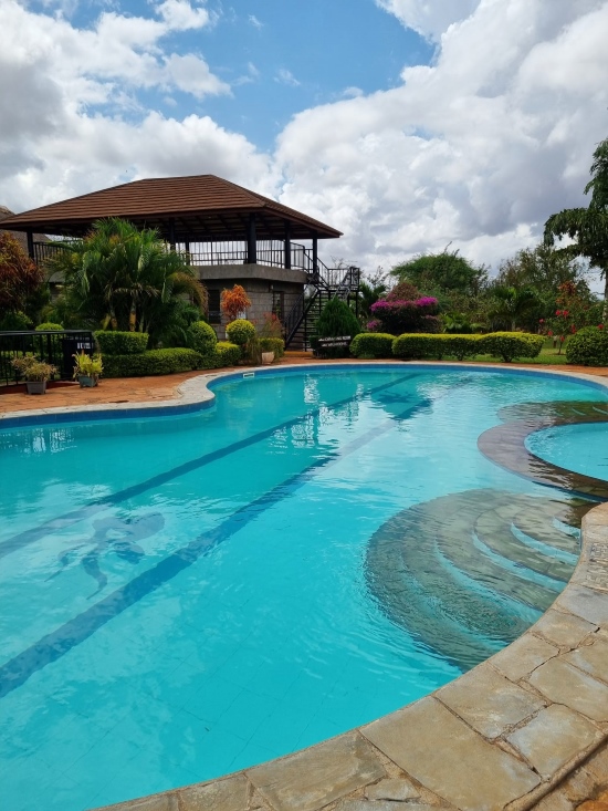 Kenia Safari Unterkunft Ngutuni Lodge - Pool