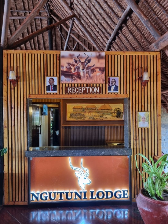 Kenia Safari Unterkunft Ngutuni Lodge - Rezeption