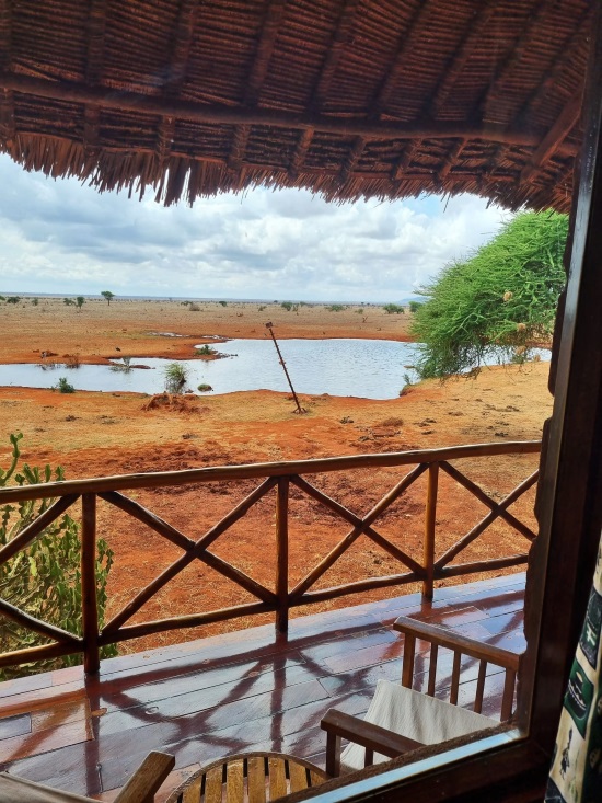 Kenia Safari Unterkunft Ngutuni Lodge - Ausblick vom Zimmer auf das Wasserloch