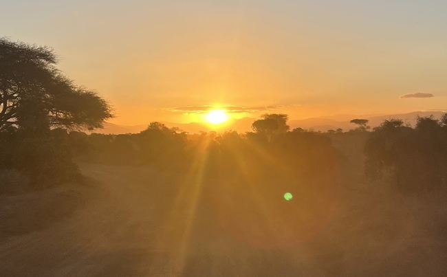 Sonnenaufgang während einer Kenia Safari mit Keniaspezialist Reisekontor Schmidt keniaurlaub.de