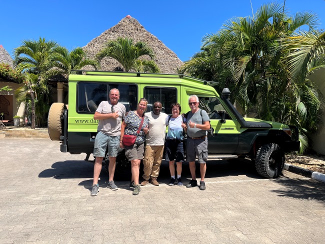 Gäste mit ihrem Guide während einer Kenia Safari mit Keniaspezialist Reisekontor Schmidt keniaurlaub.de