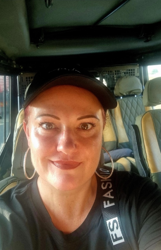 Keniaspezialistin Judith Schmidt Inhaberin KeniaSpezialist Reisekontor Schmidt keniaurlaub.de auf Safari