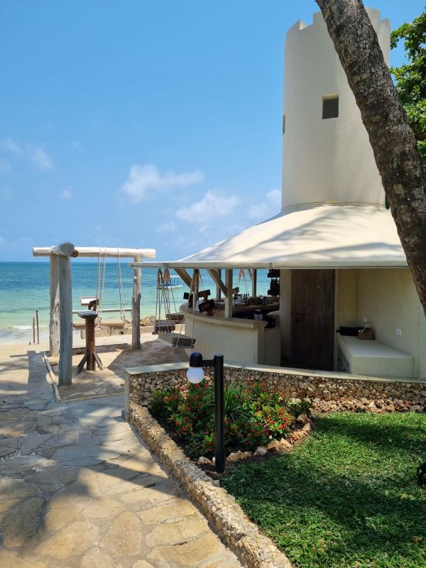 Severin Sea Lodge in Kenia - Bick auf Beach Bar und Strand Diani Beach - keniaurlaub.de Reisekontor Schmidt