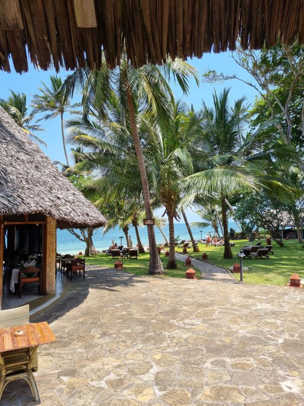 Severin Sea Lodge in Kenia - Bick auf Liegewiese und Strand Diani Beach - keniaurlaub.de Reisekontor Schmidt
