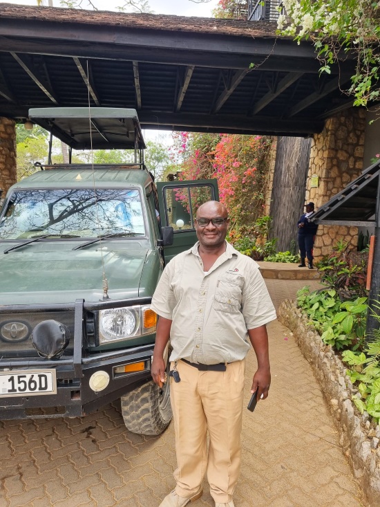 Guide Muki vor der Kenia Safariunterkunft Taita Hill Lodge