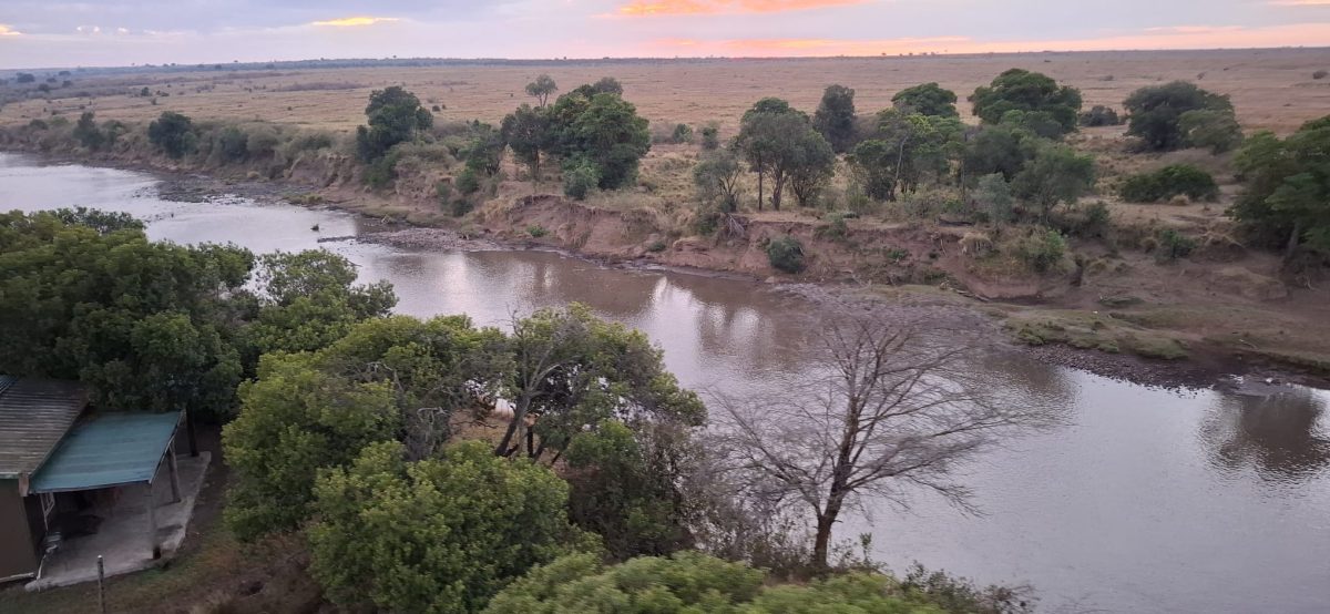 Mara River von oben während einer Heißluftballon Fahrt in der Masai Mara während einer Kenia Safari Reise mit Keniaspezialist Reisekontor Schmidt keniaurlaub.de