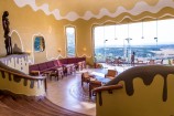 Lounge mit Panorama-Blick in der Mara Serena Lodge