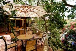 Terrasse im Garten der Mara Sopa Lodge