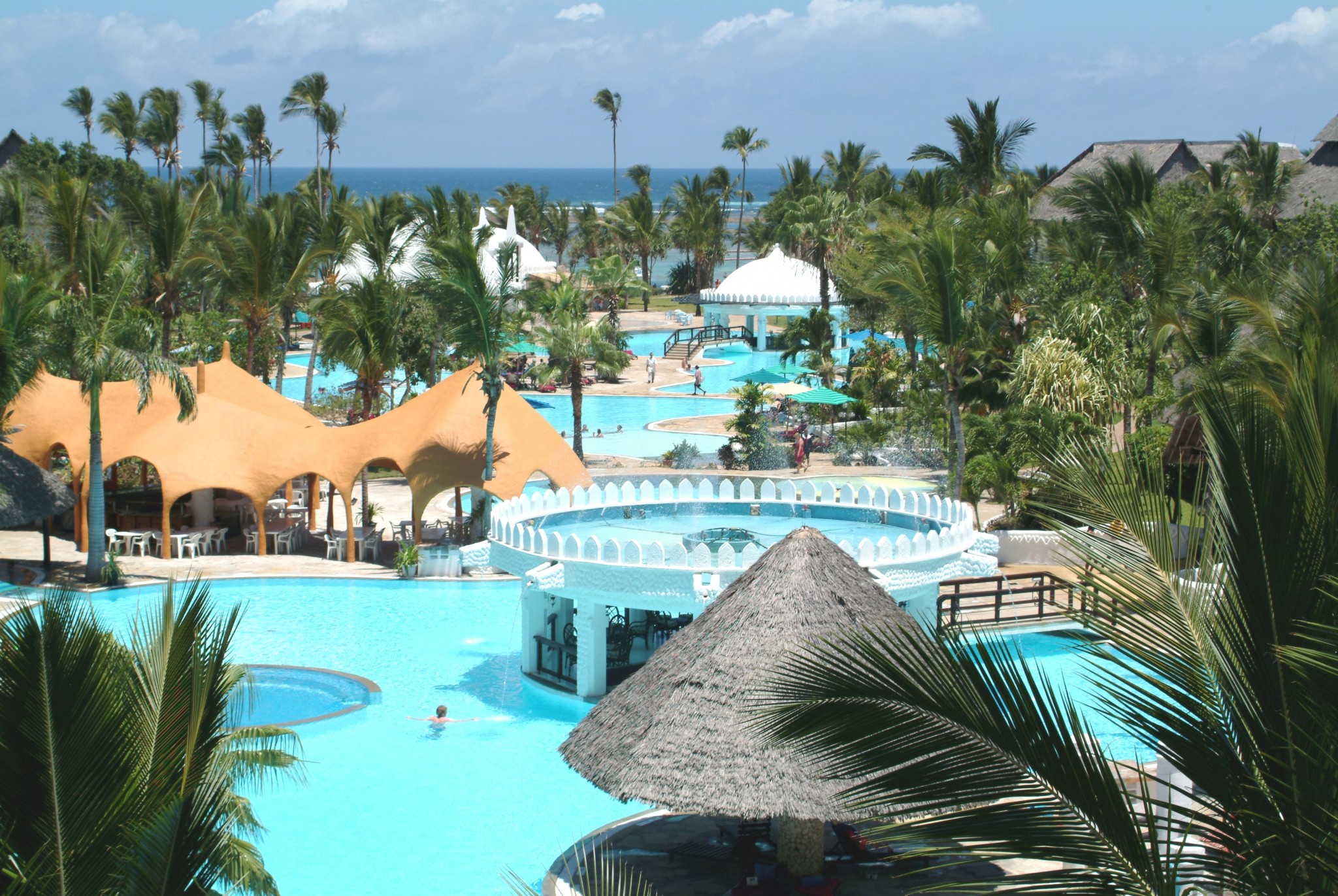 Garten und Pool mit Bars im Southern Palms Beach Resort