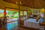 stilvoll gestaltetes Zimmer mit Terrasse in der Tawi Lodge