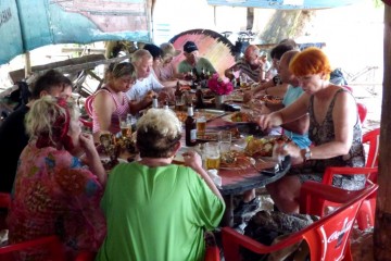 Kenia Gruppenreise zum Äquator mit Keniaspezialist Reisekontor Schmidt Kenia-Urlaub mit Kenia - Hummer essen Lobster