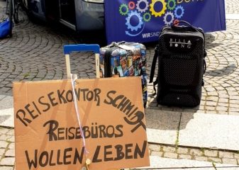 Demonstration zur Rettung der Reisebüros in der Coronakrise in Leipzig - mit dabei: KeniaSpezialist keniaurlaub.de Reisekontor Schmidt Leipzig